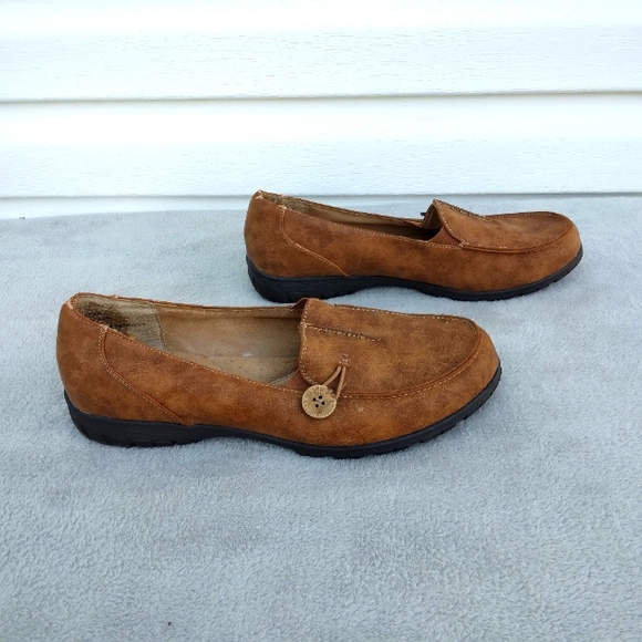 White Mountain Caramel Slip On Loafers w/Button Detail JUDO Sz 10M - Picture 1 of 12
